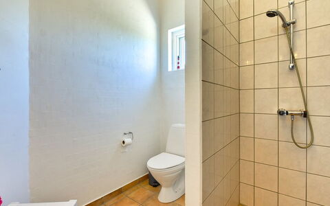 Dorethea - 300M from the Sea: Pavimentazione, Parete, Toilet Seat, Pavimento, Bagno, Idraulico Fixture, Gabinetto, Idraulico, Doccia, Piastrella