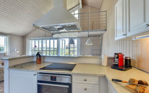 Dorethea - 300M from the Sea: Cucina, Elettrodomestico Da Cucina, Controsoffitto, Pavimentazione, Apparecchio Major, Legna, Cabinetry, Interior Design, Soffitto, Pavimento
