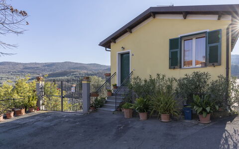 Lory House: Finestra, Legna, Costruzione, Comfort, Interior Design, Pavimentazione, Pavimento, Shade, Latifoglie
