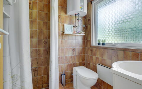 Elva - 150M from the Sea: Bagno, Toilet Seat, Idraulico Fixture, Parete, Gabinetto, Pavimentazione, Pavimento, Interior Design, Idraulico, Rubinetto