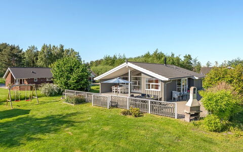 Karoliina - 900M from the Sea: Tetto, Casa, Lotto, Casa, Villetta, Estate, Edifici Giardino, Shade, Log Cabin, Landscaping