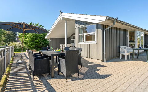 Karoliina - 900M from the Sea: Tetto, Casa, Lotto, Casa, Villetta, Estate, Edifici Giardino, Shade, Log Cabin, Landscaping