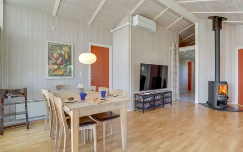 Karoliina - 900M from the Sea: Tetto, Casa, Lotto, Casa, Villetta, Estate, Edifici Giardino, Shade, Log Cabin, Landscaping