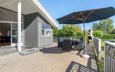 Karoliina - 900M from the Sea: Tetto, Casa, Lotto, Casa, Villetta, Estate, Edifici Giardino, Shade, Log Cabin, Landscaping
