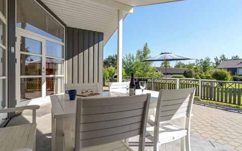 Karoliina - 900M from the Sea: Tetto, Casa, Lotto, Casa, Villetta, Estate, Edifici Giardino, Shade, Log Cabin, Landscaping