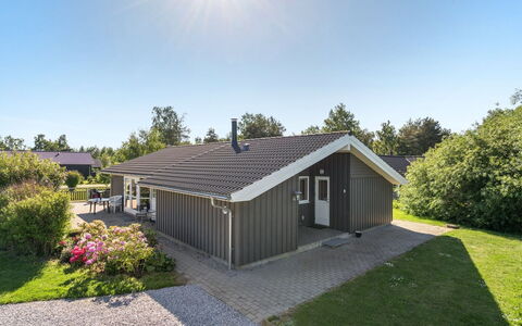 Karoliina - 900M from the Sea: Tetto, Casa, Lotto, Casa, Villetta, Estate, Edifici Giardino, Shade, Log Cabin, Landscaping