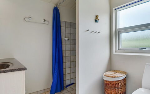 Gull - 150M from the Sea: Pavimentazione, Pavimento, Idraulico Fixture, Interior Design, Bagno, Soffitto, Camera, Gabinetto, Idraulico, Toilet Seat