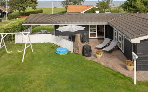 Gull - 150M from the Sea: Tetto, Casa, Zona Residenziale, Casa, Estate, Villetta, Shade, Prato, Giardino, Cortile