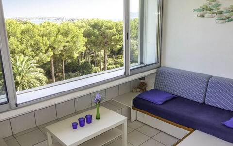Bandol 230: Proprietà, Mobilia, Finestra, Azzurro, Verde, Blu, Interior Design, Divano, Pianta