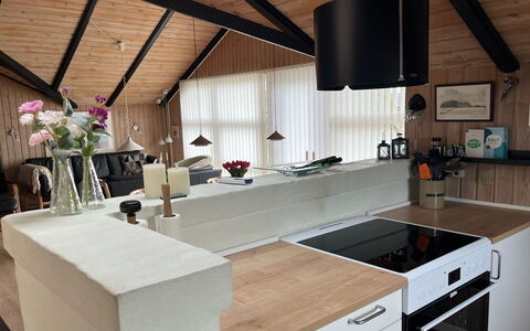 Thorgot - 400M from the Sea: Controsoffitto, Cucina, Mobilia, Pavimentazione, Interior Design, Legna, Elettrodomestico Da Cucina, Lampada, Soffitto, Cabinetry