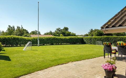 Thorgot - 400M from the Sea: Erba, Arbusto, Giardino, Lotto, Prato, Shade, Landscaping, Erba Sintetica