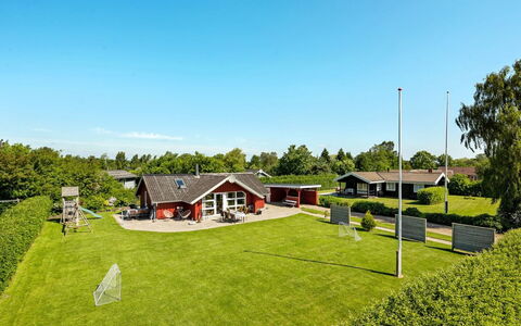 Thorgot - 400M from the Sea: Arbusto, Urban Design, Groundcover, Brick, Appartamento, Estate, Muratura, Balcone, Landscaping