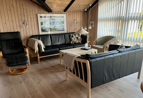 Thorgot - 400M from the Sea: Mobilia, Legna, Pavimentazione, Interior Design, Pavimento, Divano, Soggiorno, Pavimento In Legno, Camera