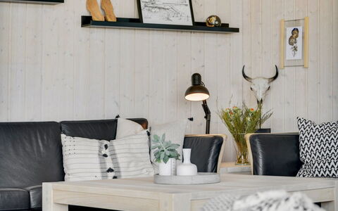 Fridtjof - 100M from the Sea: Mobilia, Interior Design, Soggiorno, Pavimentazione, Casa, Divano, Pavimento, Camera