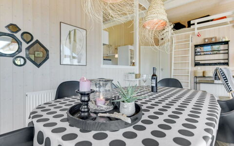 Fridtjof - 100M from the Sea: Mobilia, Interior Design, Lampada, Tavolo, Sedia, Soffitto, Sala Da Pranzo, Cucina & Sala Da Pranzo Tavolo, Tessile, Illuminazione