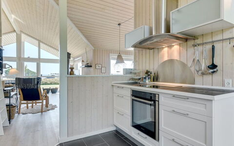 Fridtjof - 100M from the Sea: Legna, Soffitto, Pavimentazione, Interior Design, Cucina, Pavimento, Controsoffitto, Casa, Mobilia, Pavimento In Legno