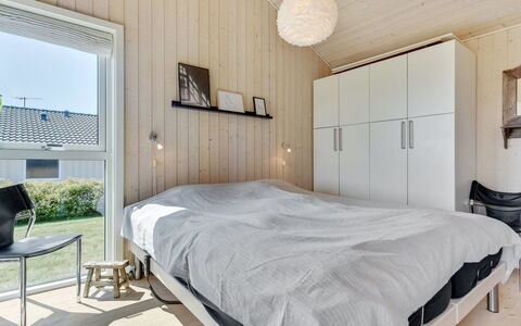 Fridtjof - 100M from the Sea: Legna, Camera Da Letto, Soffitto, Letto, Interior Design, Pavimentazione, Pavimento, Lenzuolo, Bedding, Mobilia