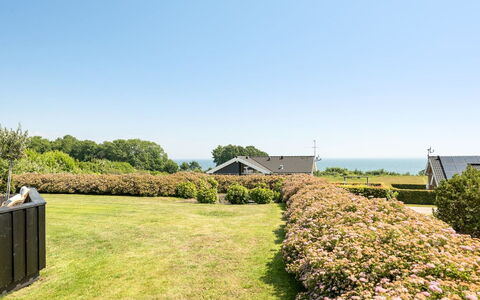 Fridtjof - 100M from the Sea: Cielo, Arbusto, Comunita 'Impianto, Groundcover, Giardino, Hedge, Landscaping, Piantagione