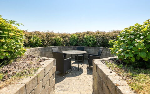 Fridtjof - 100M from the Sea: Giardino, Mobili Da Esterno, Muro ​​Di Pietra, Landscaping, Flagstone, Backyard, Cortile, Tavolo Esterno, Hedge, Terrazza