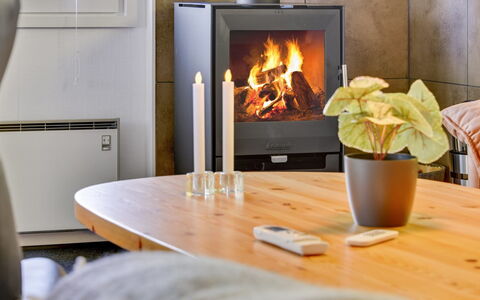 Cenia - 450M from the Sea: Focolare, Pavimentazione, Mobilia, Interior Design, Stufa A Legna, Pavimento, Soggiorno, Camino