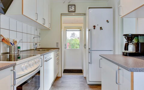 Cenia - 450M from the Sea: Elettrodomestico Da Cucina, Apparecchio Major, Cucina, Pavimentazione, Controsoffitto, Legna, Interior Design, Pavimento, Soffitto, Frigorifero