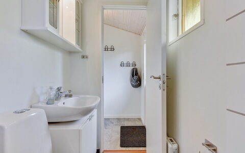 Cenia - 450M from the Sea: Parete, Idraulico Fixture, Pavimentazione, Legna, Pavimento, Bagno, Interior Design, Rubinetto, Lavello, Lavandino Del Bagno