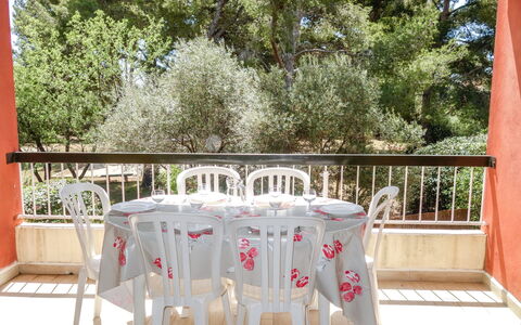 Hameau de Provence: Tovaglia, Proprietà, Tavolo, Tessile, Camera, Biancheria, Albero, Finestra, Casa, Casa