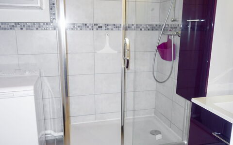 Hameau de Provence: Bagno, Piastrella, Proprietà, Viola, Camera, Doccia Porta, Doccia, Prodotto, Idraulico Fixture, Bicchiere
