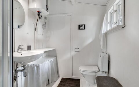 Heinke - 2Km from the Sea: Idraulico Fixture, Pavimento, Lavello, Pavimentazione, Interior Design, Gabinetto, Bagno, Idraulico, Toilet Seat, Rubinetto