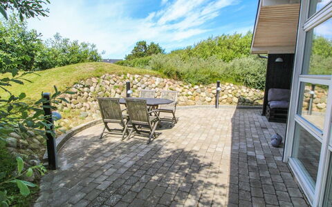Aatos - 500M from the Sea: Flagstone, Lotto, Giardino, Groundcover, Cobblestone, Landscaping, Shade, Passerella, Backyard, Cortile