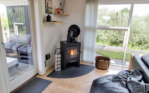 Aatos - 500M from the Sea: Legna, Pavimentazione, Mobilia, Pavimento, Pavimento In Legno, Interior Design, Stufa A Legna, Focolare, Elettrodomestico, Soggiorno