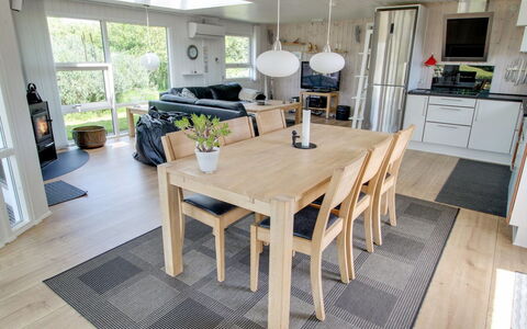 Aatos - 500M from the Sea: Mobilia, Pavimentazione, Interior Design, Legna, Pavimento, Pavimento In Legno, Cucina & Sala Da Pranzo Tavolo, Sala Da Pranzo, Tavolo, Sedia