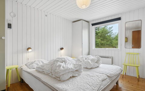 Elin - 3Km from the Sea: Parete, Camera Da Letto, Soffitto, Interior Design, Letto, Bedding, Lenzuolo, Pavimento, Pavimentazione, Telaio Del Letto
