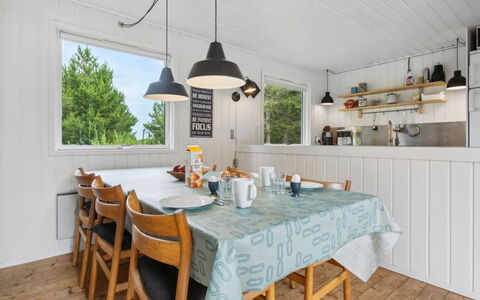 Elin - 3Km from the Sea: Mobilia, Legna, Interior Design, Pavimentazione, Soffitto, Cucina & Sala Da Pranzo Tavolo, Cucina, Sedia, Pavimento, Lampada