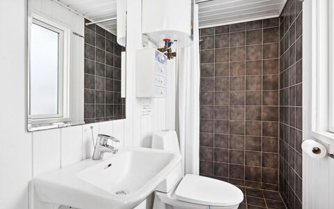 Elin - 3Km from the Sea: Idraulico Fixture, Toilet Seat, Pavimentazione, Gabinetto, Pavimento, Interior Design, Bagno, Lavello, Idraulico, Soffitto