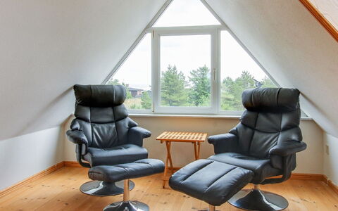 Lissa - 2.4Km from the Sea: Mobilia, Interior Design, Sedia, Pavimentazione, Tavolo, Ricorrere, Pavimento, Soffitto, Camera, Eco Hotel