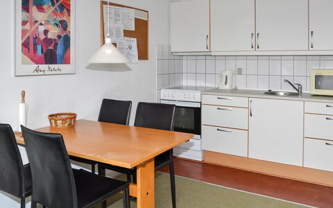 Urmas - 1Km from the Sea: Mobilia, Pavimentazione, Pavimento, Interior Design, Legna, Pavimento In Legno, Tavolo, Cucina & Sala Da Pranzo Tavolo, Sedia, Camera