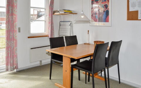 Urmas - 1Km from the Sea: Mobilia, Pavimentazione, Pavimento, Interior Design, Sedia, Tavolo, Legna, Sala Da Pranzo, Pavimento In Legno, Illuminazione