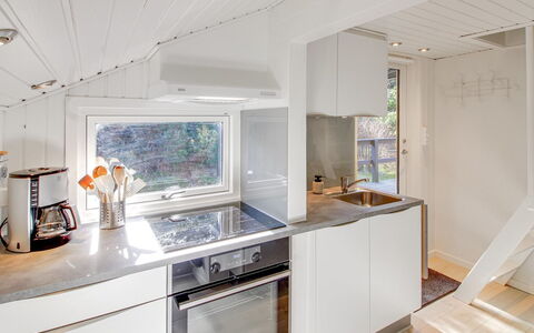 Eliene - 500M from the Sea: Cucina, Apparecchio Major, Elettrodomestico Da Cucina, Legna, Controsoffitto, Interior Design, Pavimentazione, Soffitto, Pavimento, Idraulico Fixture