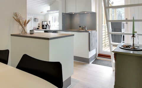 Eliene - 500M from the Sea: Mobilia, Interior Design, Pavimentazione, Pavimento, Legna, Soffitto, Cucina, Controsoffitto, Cabinetry, Camera