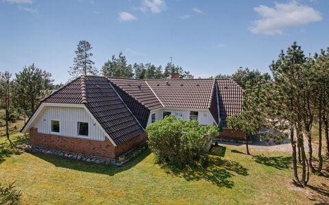 Tuula - 1Km from the Sea: Tetto, Casa, Casa, Villetta, Raccordo, Estate, Driveway, Edifici Giardino, Cortile, Capannone