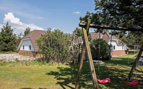 Tuula - 1Km from the Sea: Tetto, Casa, Casa, Villetta, Raccordo, Estate, Driveway, Edifici Giardino, Cortile, Capannone