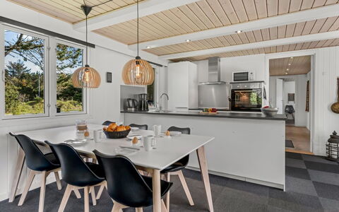 Blia - 1.5Km from the Sea: Legna, Interior Design, Pavimentazione, Soffitto, Mobilia, Cucina & Sala Da Pranzo Tavolo, Lampada, Pavimento, Illuminazione, Sala Da Pranzo