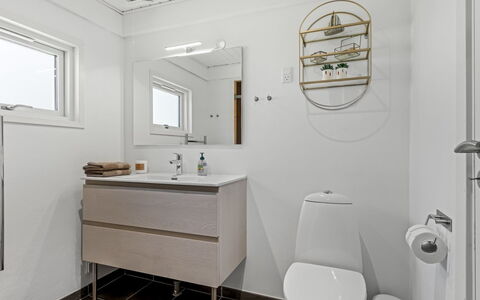 Blia - 1.5Km from the Sea: Pavimentazione, Idraulico Fixture, Pavimento, Interior Design, Lavello, Mobiletto Del Bagno, Gabinetto, Toilet Seat, Bagno, Soffitto