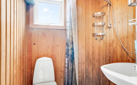 Agir - 600M from the Sea: Legna, Pavimentazione, Idraulico Fixture, Pavimento, Bagno, Interior Design, Gabinetto, Idraulico, Toilet Seat, Lavandino Del Bagno