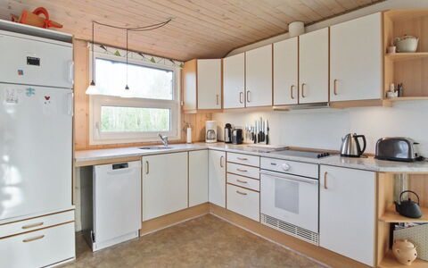 Gudni - 250M from the Sea: Cucina, Controsoffitto, Legna, Elettrodomestico Da Cucina, Interior Design, Pavimentazione, Apparecchio Major, Soffitto, Cabinetry, Mobilia