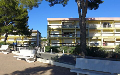 La Calanque D'Or: Cielo, Pianta, Costruzione, Giorno, Shade, Albero, Urban Design, Quartiere, Zona Residenziale, Spazio Pubblico