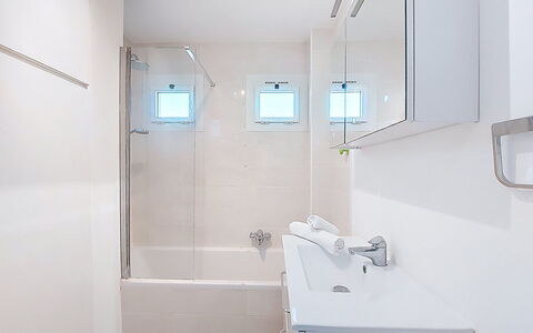 La Calanque D'Or: Bagno, Idraulico Fixture, Parete, Pavimentazione, Interior Design, Pavimento, Idraulico, Vasca Da Bagno, Soffitto, Camera