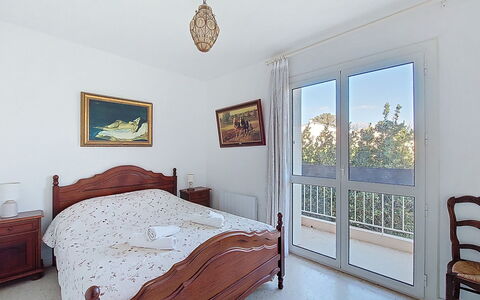 La Calanque D'Or: Mobilia, Letto, Camera Da Letto, Interior Design, Legna, Lenzuolo, Pavimento, Camera, Bedding, Pavimentazione