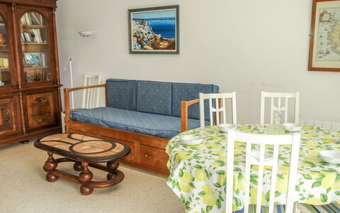 La Calanque D'Or: Mobilia, Camera, Proprietà, Interior Design, Pavimento, Tavolo, Camera Da Letto, Casa, Giallo, Sedia
